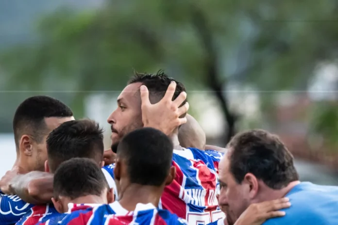 David Duarte comemora gol com companheiros de equipe - Foto: Letícia Martins | EC Bahia