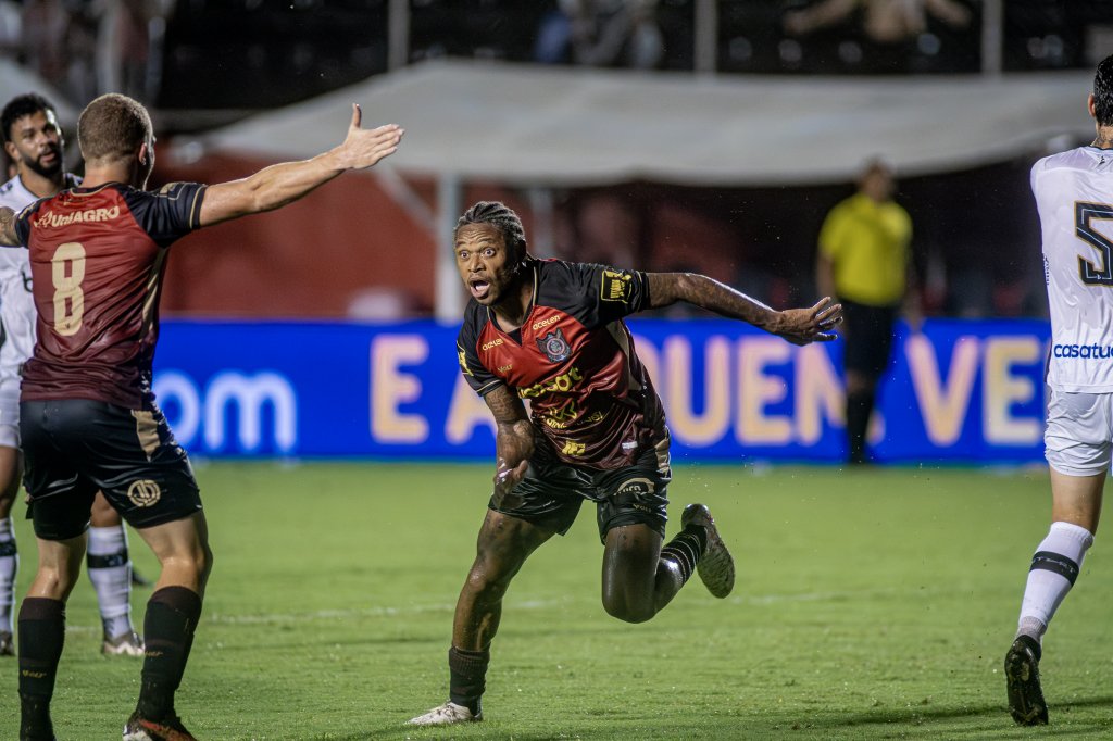 O recém-contratado Luiz Adriano estreou no Barradão e abriu o placar para o Vitória | Foto: Victor Ferreira/EC Vitória