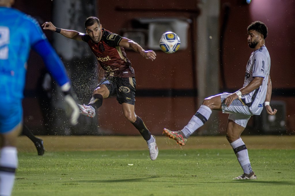 O lateral-direito Raúl Cáceres fez a sua estreia no Barradão | Foto: Victor Ferreira/EC Vitória